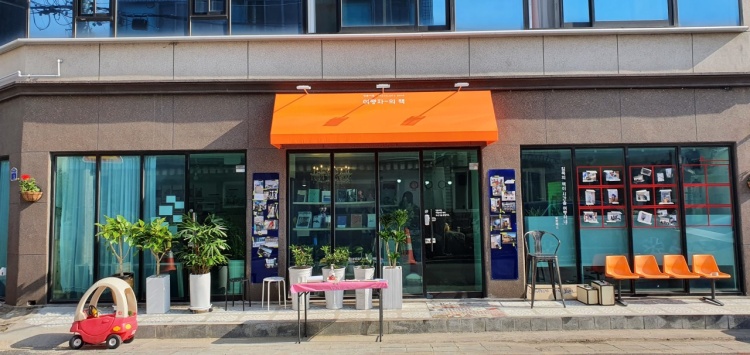 chekccori's tweet photo. 【韓国とつながるオンライン書店ツアー】
いよいよ明日(7/7)からスタート！　ただいま申込いただいた方にはご案内メールをPassmarketからお送りしました。お申込み時のアドレスになりますので、ご確認ください。
まだまだ続きますので、お申し込みは継続中♪
https://t.co/WXXWzICYBm https://t.co/jDykvm52QT