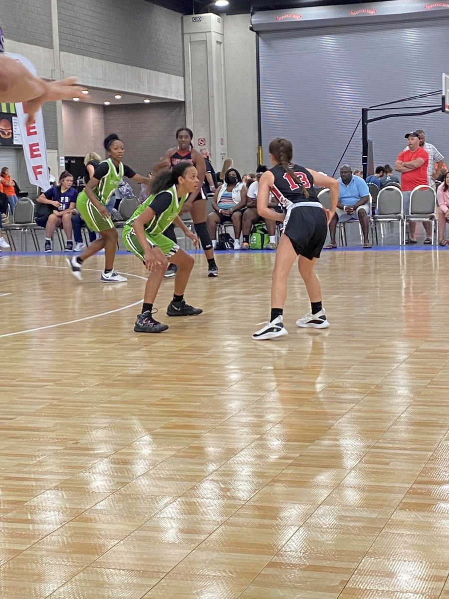 Logan_jordan15's tweet photo. Everyday I’m hustling..... this game is never over 1- 0 @Logan_jordan15 4pts /7 rebounds/5 steals / 3 assists ....defense above everything #run4rosesclassic2021 #scfuture #baller4life we step on the court at 11:30am if you not ready we are!! https://t.co/doi9nVQCYs