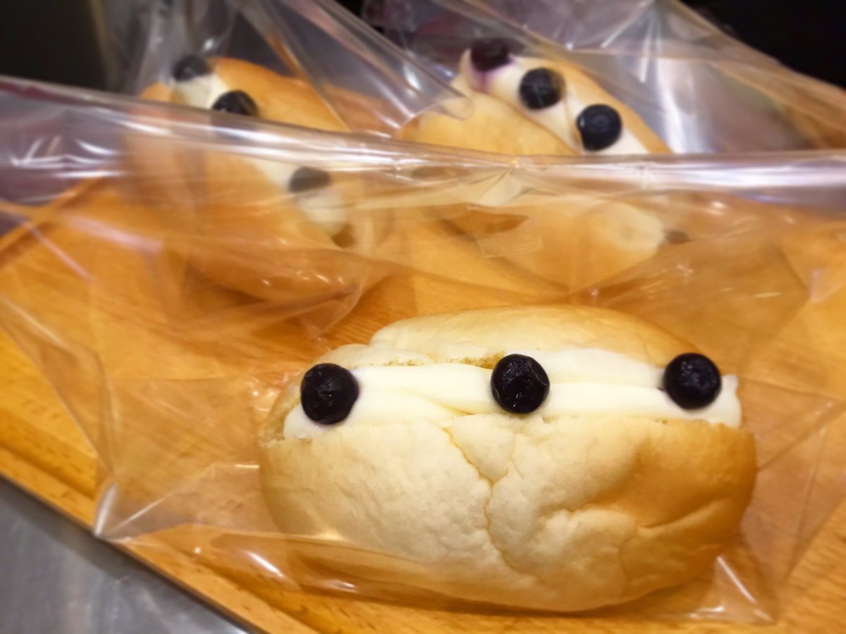 人気のチーズクリームコッペ 爽やかなレアチーズケーキのような優しい甘さのチーズクリーム 私の推しパンです 神楽坂地蔵屋 21 07 06 神楽坂地蔵屋 神楽坂通り店