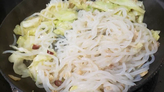 ダイエット中でも罪悪感なく食べられそう！「しらたき」を使ったペペロンチーノのレシピ！
