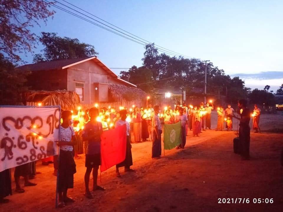 poepoe111's tweet photo. Dawn protest against the Junta Terrorists in Myaing Tsp!
#July6Coup
#DreadfulCovidAdmidMilitaryCoup
#WhatsHappeningInMyanmar https://t.co/fQijhoNUE7