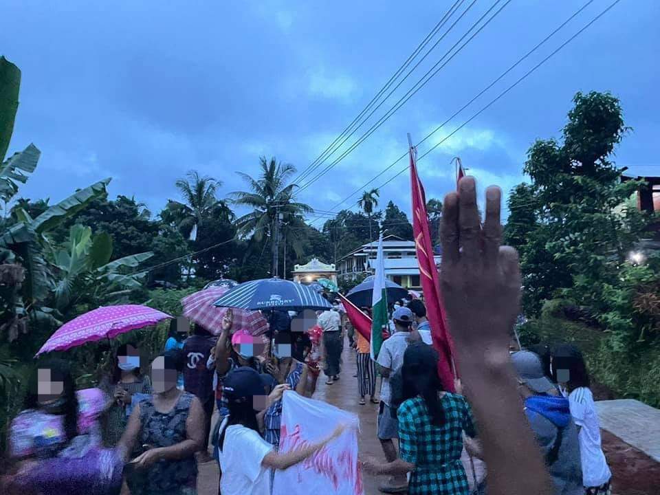 An anti-military protest took place in #Auk_Yae_Phyu Village, Launglone Township on the morning of July 6.

#WhatsHappeningInMyanmar
#DreadfulCovidAmidMilitaryCoup
 #July6Coup