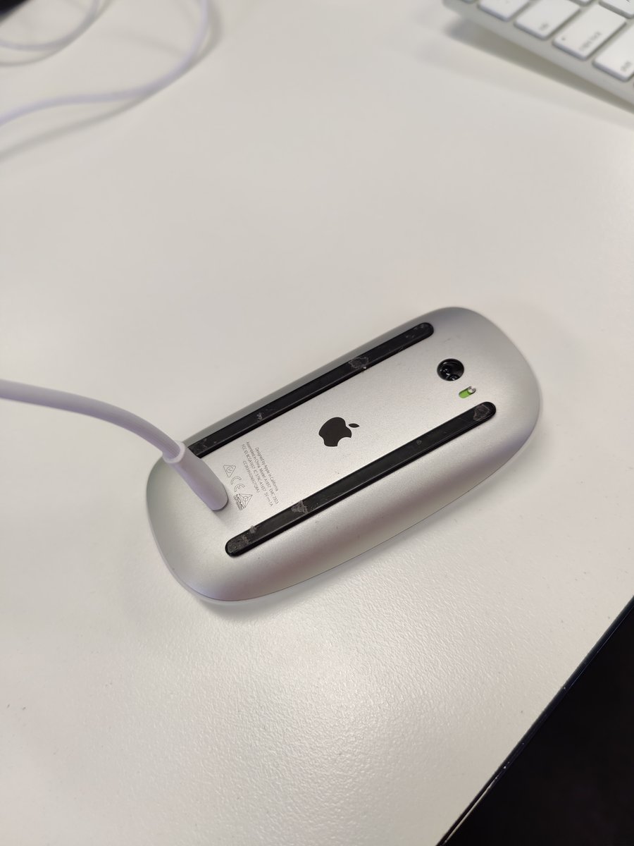 paul_rants's tweet photo. Classic crappy apple design. The sentient pile of poop that designed this abomination needs to get stomped.
What a piece of crap https://t.co/mItvJYhhVX