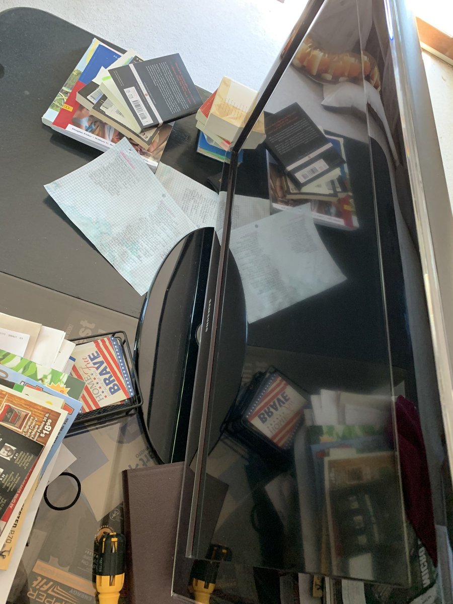 MossyProGaming's tweet photo. 6/25/21
Featuring a singular cluttered coffee table https://t.co/aj76MpEiAJ