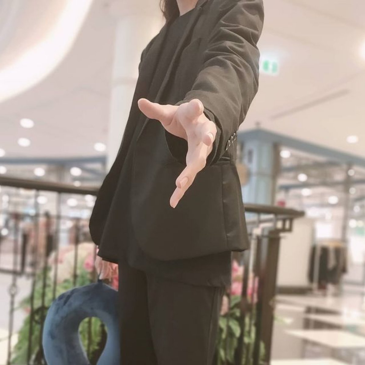 เห็นไหม ใส่สูท Act Art Smart Dog อยู่ที่แฟชั่น
แถมยังใส่สูทกับรองเท้าแตะอีก
คนอะไรจะมั่นหน้ากับตัวเองแบบนี้ ถถถถถถถถถถถ
#สูทรองแตะ #ตัวเราคือสไตล์ที่เจ๋งที่สุด