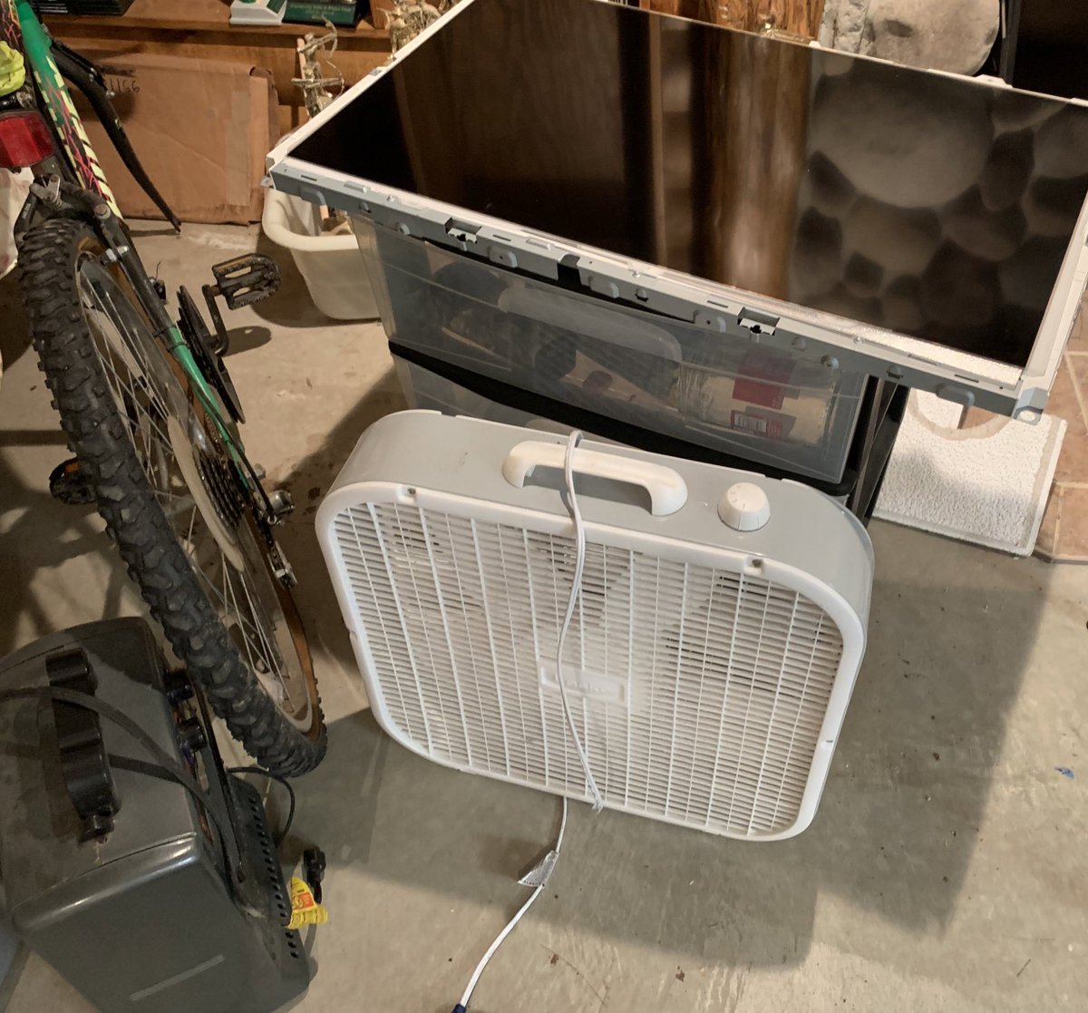MossyProGaming's tweet photo. 6/28/21
Introducing concrete floor, broken bike, box fan and heater from dorm life https://t.co/Rv09t4ZvyM