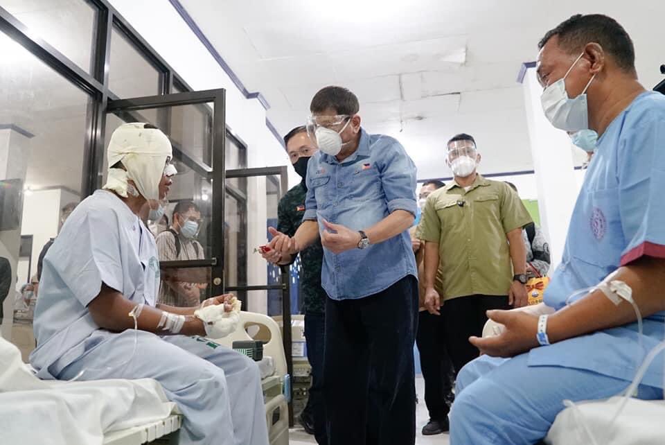 PHNews01's tweet photo. President Rodrigo Roa #Duterte visited the Camp Navarro General Hospital (CNGH) in #Zamboanga City on 05 July 2021 to award the Order of Lapu-Lapu with the Rank of #Kampilan to injured soldiers. https://t.co/Sf4P9edpCV