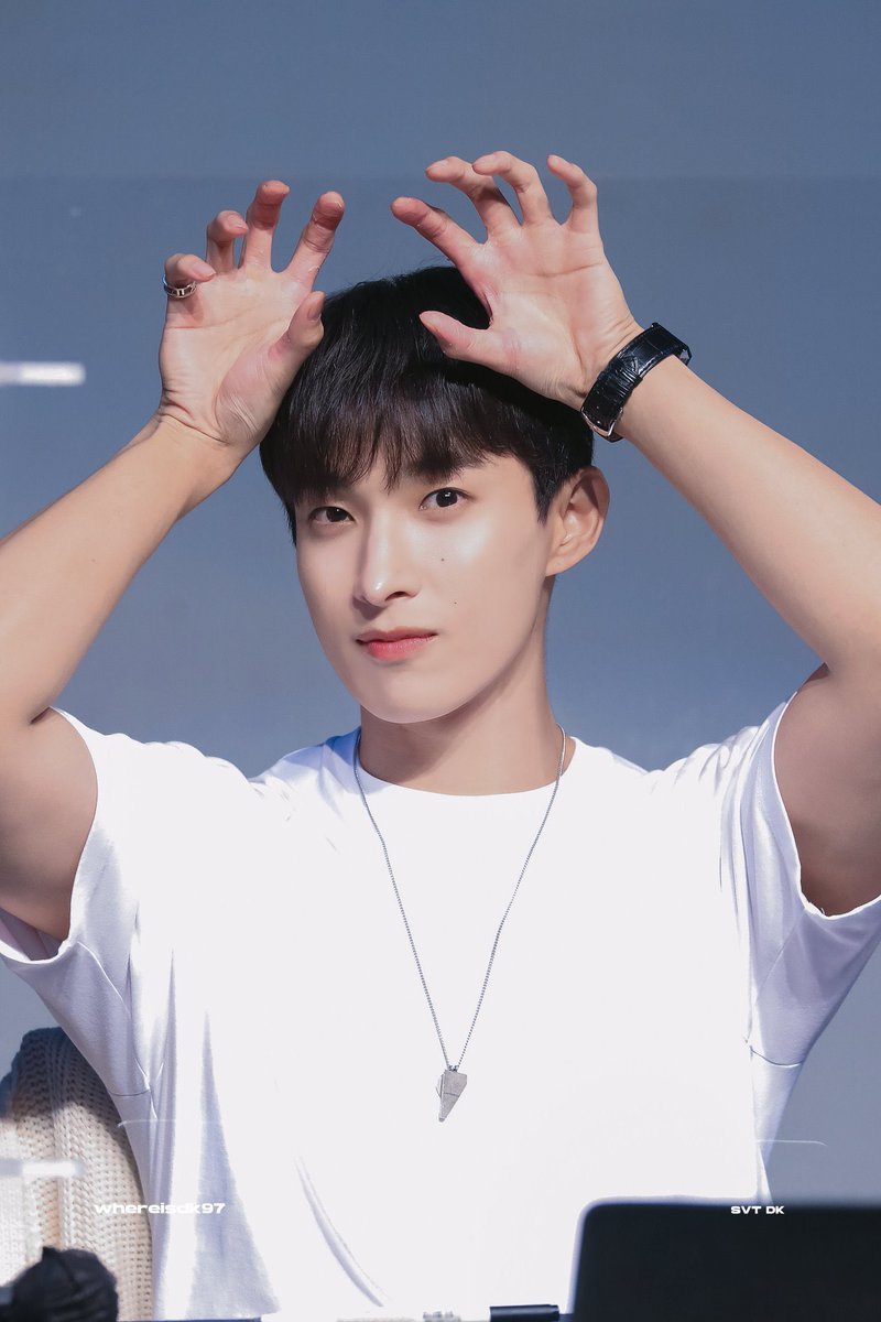 wuvseokmin's tweet photo. why does this photoset smell like baby powder 😭 https://t.co/v81QEGABTO