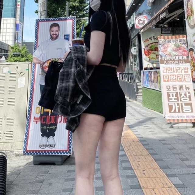 #살색 #검스 #뒤태 #맞팔 
길에서 맘에드는 사람 하고 키스 하면 받아줄꺼임??