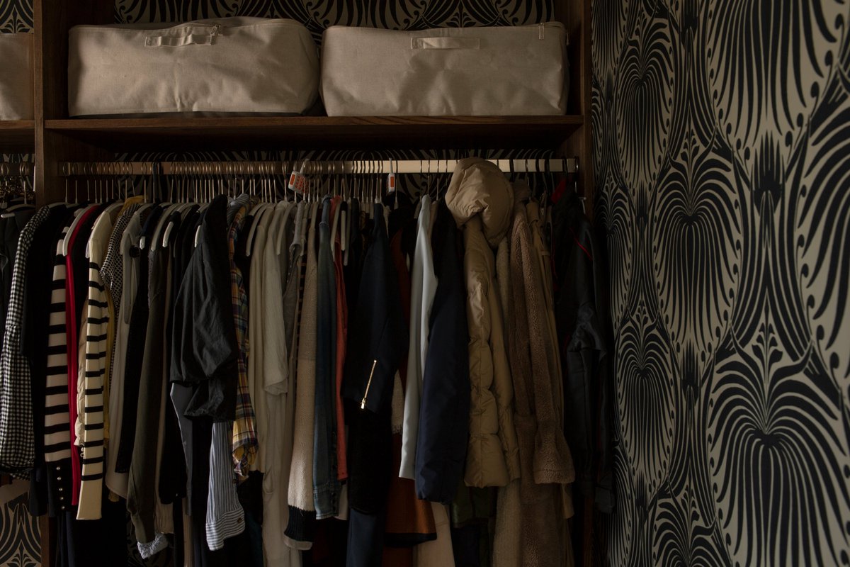 Colorworks 東京ショールーム Farrow Ball販売店 友紀建築工房renovation Model House のご紹介です ウォークインクローゼットは 他人の目に触れることがないからこそ思い切り自分らしい大胆な壁紙に挑戦できる場所 S様邸では最高にクールになりました