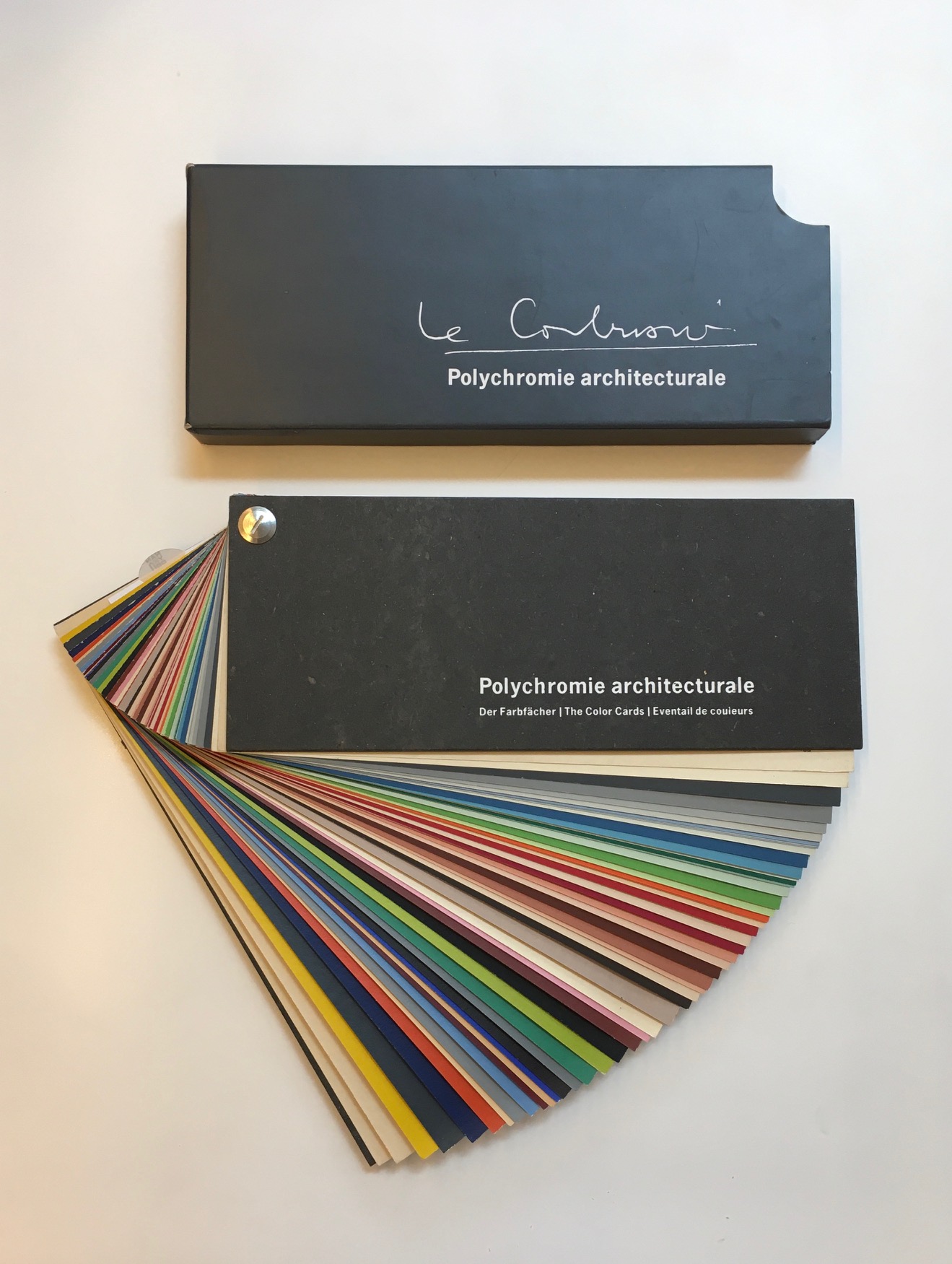 Nanyodo 南洋堂書店 古書 Le Corbusier Polychromie Architecture が入荷しました ル コルビュジェがデザインしたサルブラ社の壁紙63種の色見本帳です 南洋堂 Lecorbusier Polychromiearchitecture T Co O9gmihe9a6 Twitter