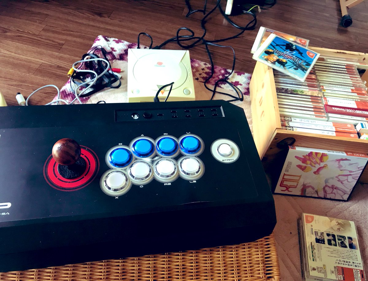 RagRetro's tweet photo. HORIのアケコンを改造してついに自分的最強のアケコンができた〜!
レトロフリークを含めたほぼ全てのハードで使えます。ドリキャスのシューティングで遊んでました。
#unversalfightingboard #retroboard https://t.co/ACriu9aVGJ