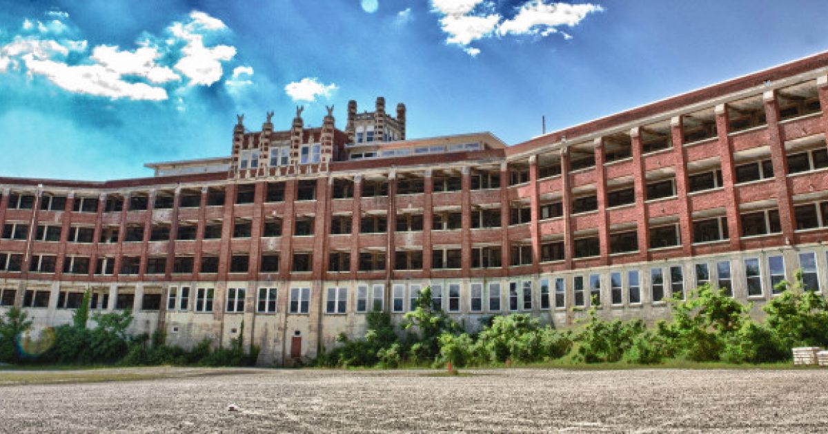 MurderVictorian's tweet photo. The Waverly Hills Sanatorium in #Kentucky USA was built to treat victims of tuberculosis. Over 8000 did not make it and it has been rumored to be #haunted. In particular, Room 502, where two nurses are said to have killed themselves. Voices can be heard saying to get out. #ghost https://t.co/np8JwHTrg9