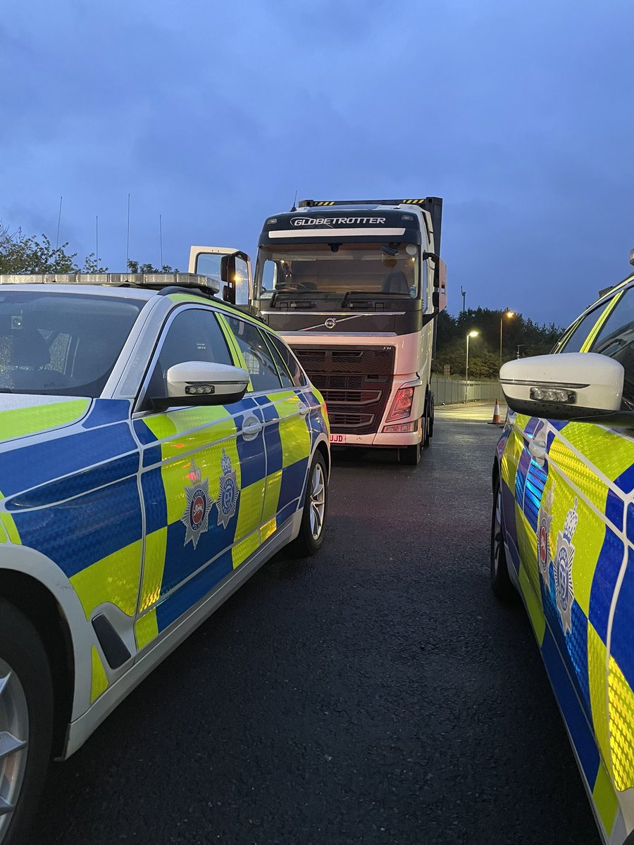 We stopped this his 44 Tonne HGV in Leatherhead.

Checks have found the vehicle hasn’t had any tax since April 2020 and we believe there is no insurance either.

Vehicle seized and driver reported for both offences.
The DVLA will deal with the tax offence.