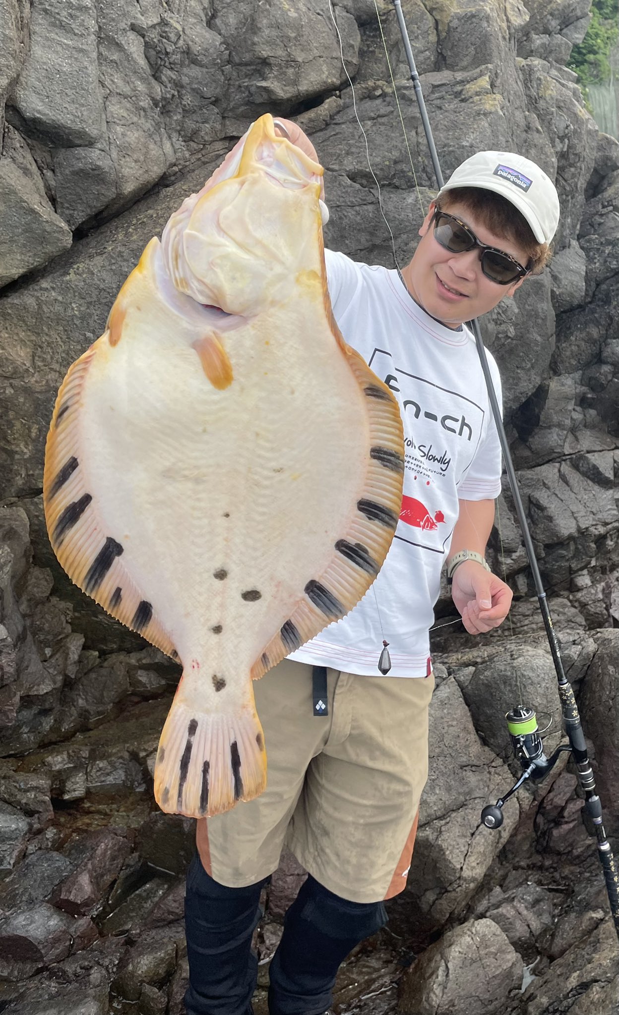 Ryosuke Pa Twitter 先日のヒラメ釣行 潮が効き始め沖に良い流れが ジグ40gフル遠投でなんとか40弱を1枚 アイナメ狙いでワームを付け磯周りを攻めると61センチのマツカワ どっちが本命だったんだ 笑 北海道 道南 磯釣り ヒラメ ヒラメ釣り 噴火湾 噴火湾