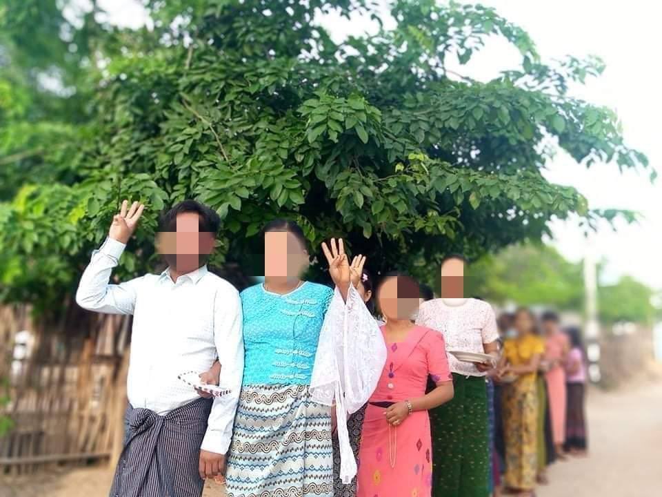 AKMoe007's tweet photo. Anti-coup protest by locals of Myaing Tsp during a wedding and raised three-fingers salute sign. People are always protesting against dictatorship in every possible ways. #July6Coup #DreadfulCovidAmidMilitaryCoup #WhatsHappeningInMyanmar https://t.co/g02fhoeNXX
