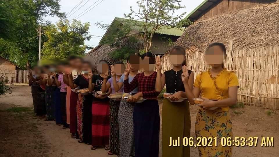 AKMoe007's tweet photo. Anti-coup protest by locals of Myaing Tsp during a wedding and raised three-fingers salute sign. People are always protesting against dictatorship in every possible ways. #July6Coup #DreadfulCovidAmidMilitaryCoup #WhatsHappeningInMyanmar https://t.co/g02fhoeNXX