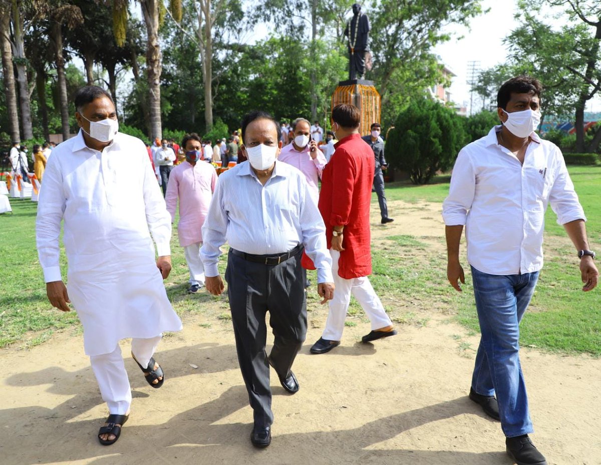 drharshvardhan's tweet photo. एक वृक्ष मानवता के पुजारी के नाम !

पूजनीय डॉ  #shyamaprasadmukherjee जी की जयंती के अवसर पर मैंने शहीदी पार्क में वृक्षारोपण कर उनके सपनों को आगे बढ़ाने का संकल्प लिया।

@BJP4India आज देश भर में वृक्षारोपण अभियान चला कर डॉ मुखर्जी जी की जयंती मना रही है।

@RSSorg @PMOIndia https://t.co/hXbSeVDtwy