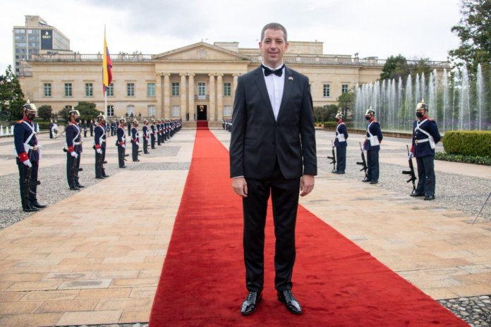Ne, ovo nije fotomontaža, niti plakat za novi film Mister Bina. Ovo je naš ambasador u Kolumbiji😂😂😂🤦‍♀️