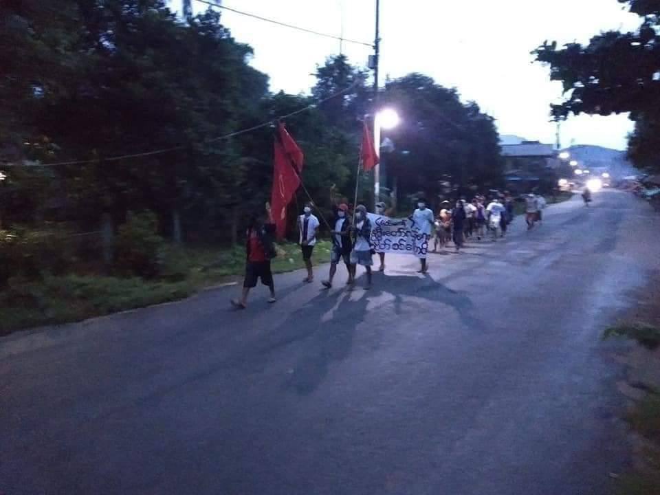AKMoe007's tweet photo. Pro-democracy activists of Maungmakan village, LaungLone Tsp staged a dawn protest against military dictatorship. #July6Coup #DreadfulCovidAmidMilitaryCoup #WhatsHappeningInMyanmar https://t.co/I957IMZU3h