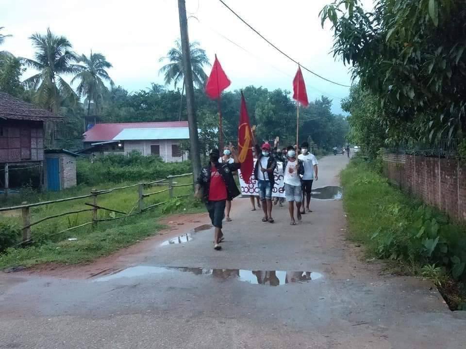 AKMoe007's tweet photo. Pro-democracy activists of Maungmakan village, LaungLone Tsp staged a dawn protest against military dictatorship. #July6Coup #DreadfulCovidAmidMilitaryCoup #WhatsHappeningInMyanmar https://t.co/I957IMZU3h