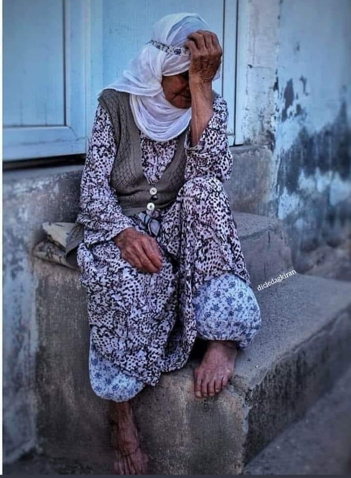EnverAY29232201's tweet photo. Çocukken dünyayı bir gül bahçesi 
Sanmıştım..? Büyüdükçe anladım dünyanın ne kadar dikeni olduğunu 
#Dayee.?🌹
#Rojbaş 💕
#günaydın arkadaşlar https://t.co/CJHrDJmnSo