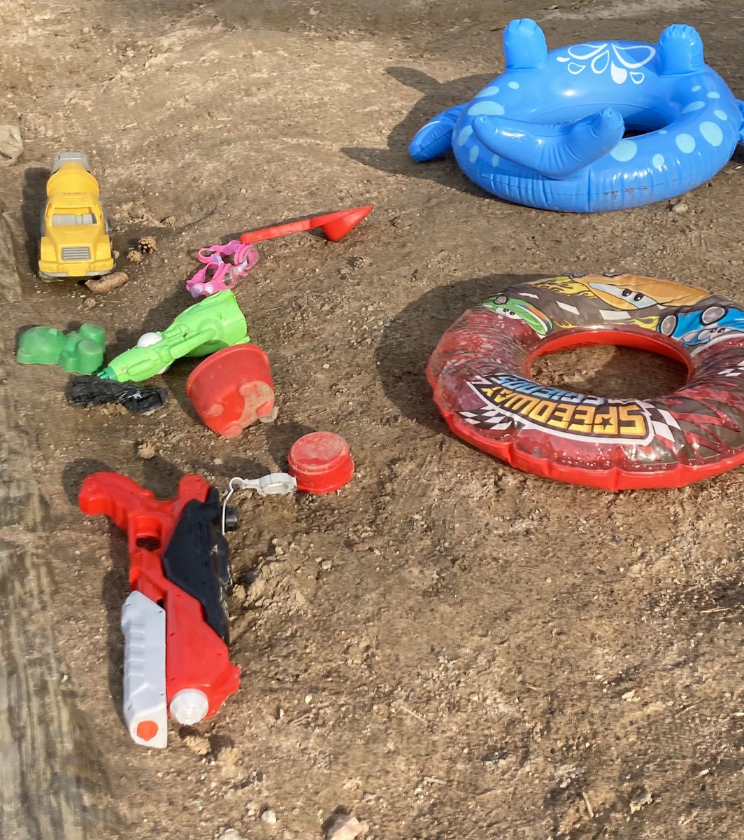 Aamu-uinti Kuusijärvellä on hyvä päivän aloitus. En lakkaa ihmettelemästä miten paljon rannalle jätetään roskaa. Ostetaanko lapsille joka kerta uudet lelut, kun tullaan uimaan ? Tällaiseen kertakäyttökulttuuriinko me kasvatamme lapsemme? #vastuullisuus