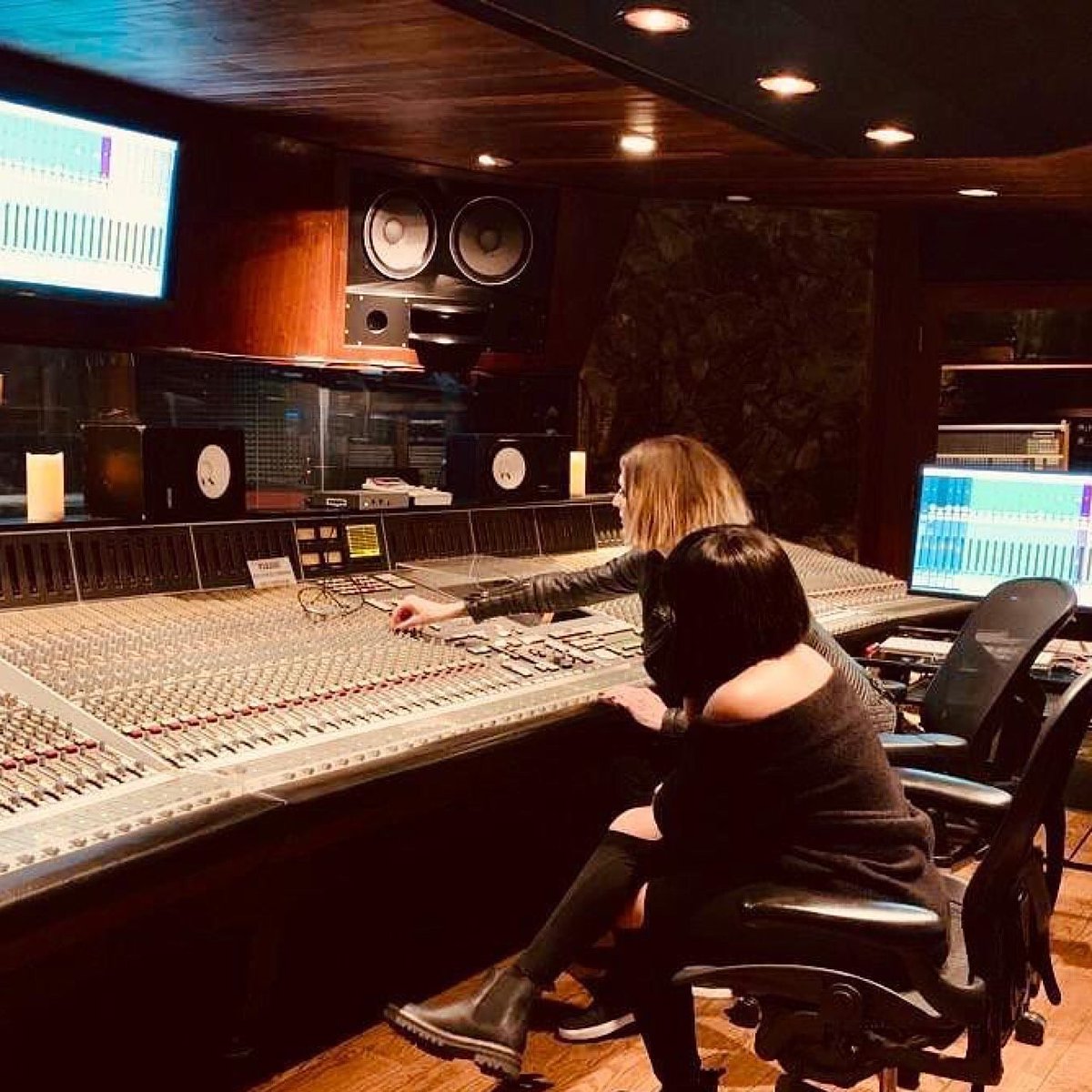 MeanMugMusicRec's tweet photo. @DarksydeInc producer Erica J. Working hard in our studio. 🎼🎶 https://t.co/OQqxEA5B3S