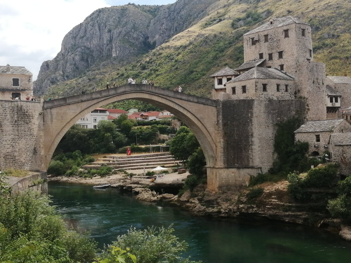 Mostar es una de las ciudades más bellas de los Balcanes, situada al sur de  Bosnia-Herzegovina, a orillas del rio Neretva, presidida por un puente  otomano, el Stari Most, el Puente Viejo,, image size:1200x900
