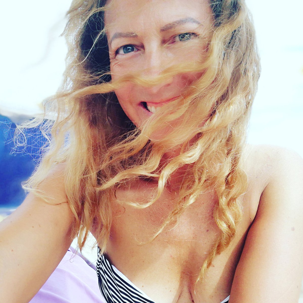 SvettyLove's tweet photo. Lasciati scompigliare dal vento,
dalle cose belle e dalle persone che ti vogliono bene ❤️
Solo così tutto torna al posto giusto 😉
#SvettyLove #buongiorno #6luglio #amarsi #mare #vento #scompiglio #spettinata #amare #esserefelici #KickStart10 #iomiprendocuradite https://t.co/wTKezAuALx