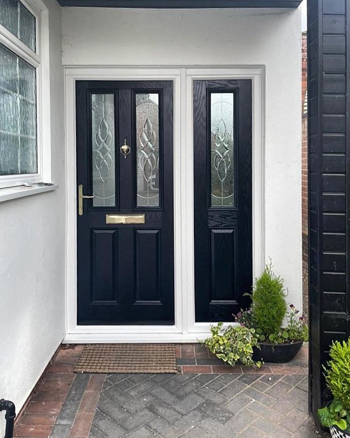 Superiortf's tweet photo. New Front Door with a single Side Panel sitting bold black; making a perfect statement!!

#supplydoors #supplyframes #WorcestershireHour https://t.co/EVFqzZtYIO