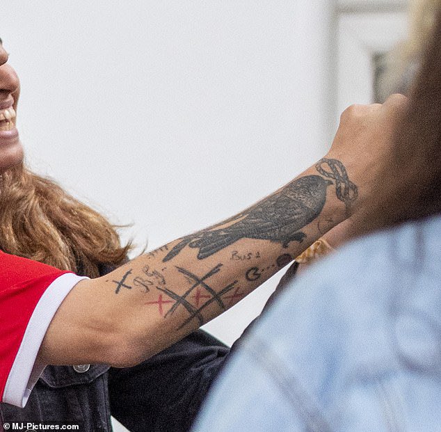 thinkerlouist's tweet photo. his arms are something else https://t.co/IJatLgv4q4