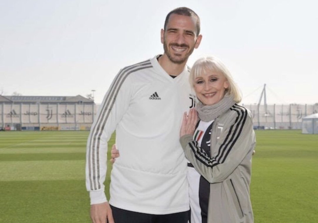 In Nederland slechts een ‘one-hit-wonder’, in Italië en Spanje een alom geliefd artiest/presentatrice. Én Juve-supporter. Raffaella Carrà (1943-2021) #ITAESP