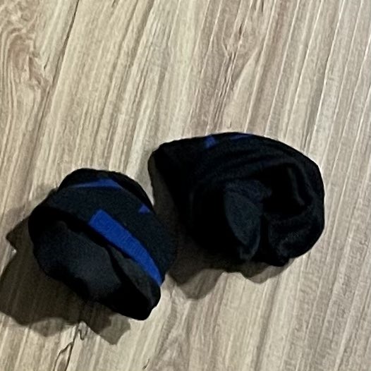 FechiFun's tweet photo. 帥氣異男工作熱了一整天下班隨地脫襪～😅

#出賣限量異男原味
#據說上班三天沒換過 https://t.co/3w0w235LU9