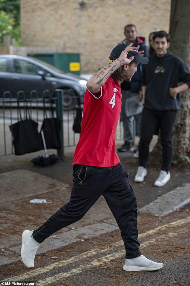 midiastibr's tweet photo. FOTO | Mais fotos de Louis ontem, em Londres. 

© Daily Mail UK | https://t.co/s7R6gW2acw https://t.co/cv2NHd60aY