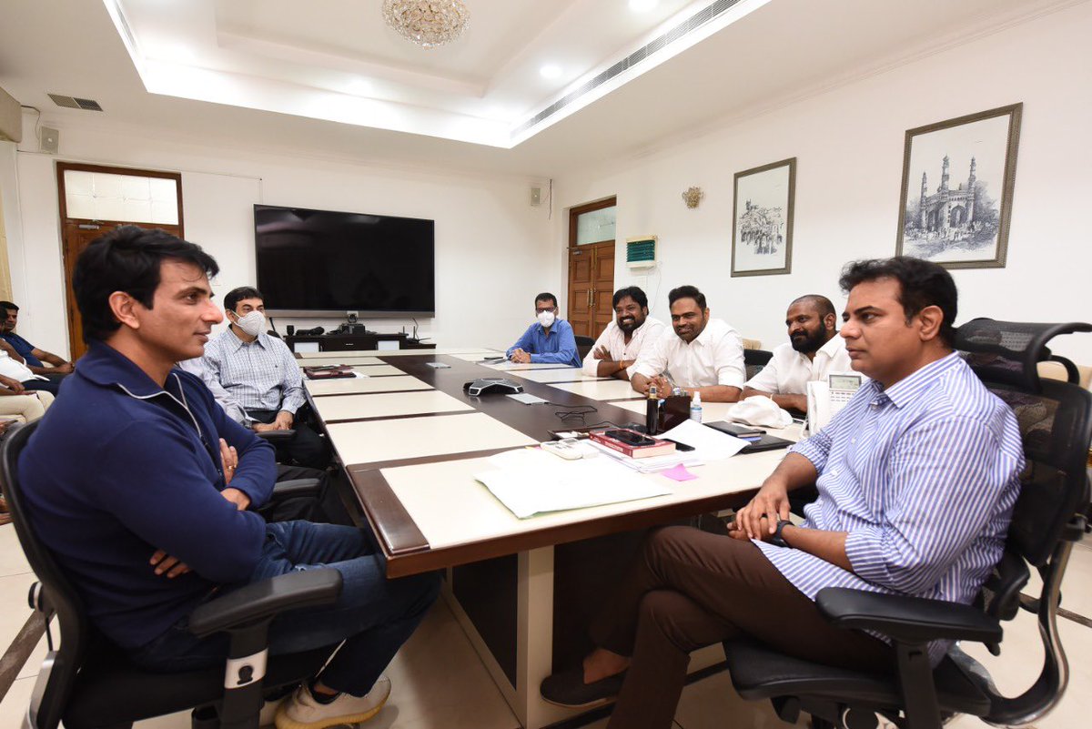 sonusoodtrends's tweet photo. Actor #SonuSood and Minister #KTR in conversation with other film fraternity members.
Explaining about the decentralisation of healthcare infrastructure plan in #Telangana.
@SonuSood @KTR
#BSNFirstLook on July 12th
#SonuSoodRealHero https://t.co/5SqDZYPgy8