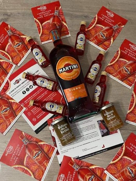 Réception de mon kit  Martini Fiero qui contient : 
▪︎1 bouteille de Martini Fiero
▪︎2 antipasti d'Italians do it  better 
▪︎6 mignonnettes Martini Vibrante sans alcool 

Martini Fiero c'est l'aperitivo au goût 100% naturel.

Merci @trnd_fr 
#martinifiero #MartiniAperitivo