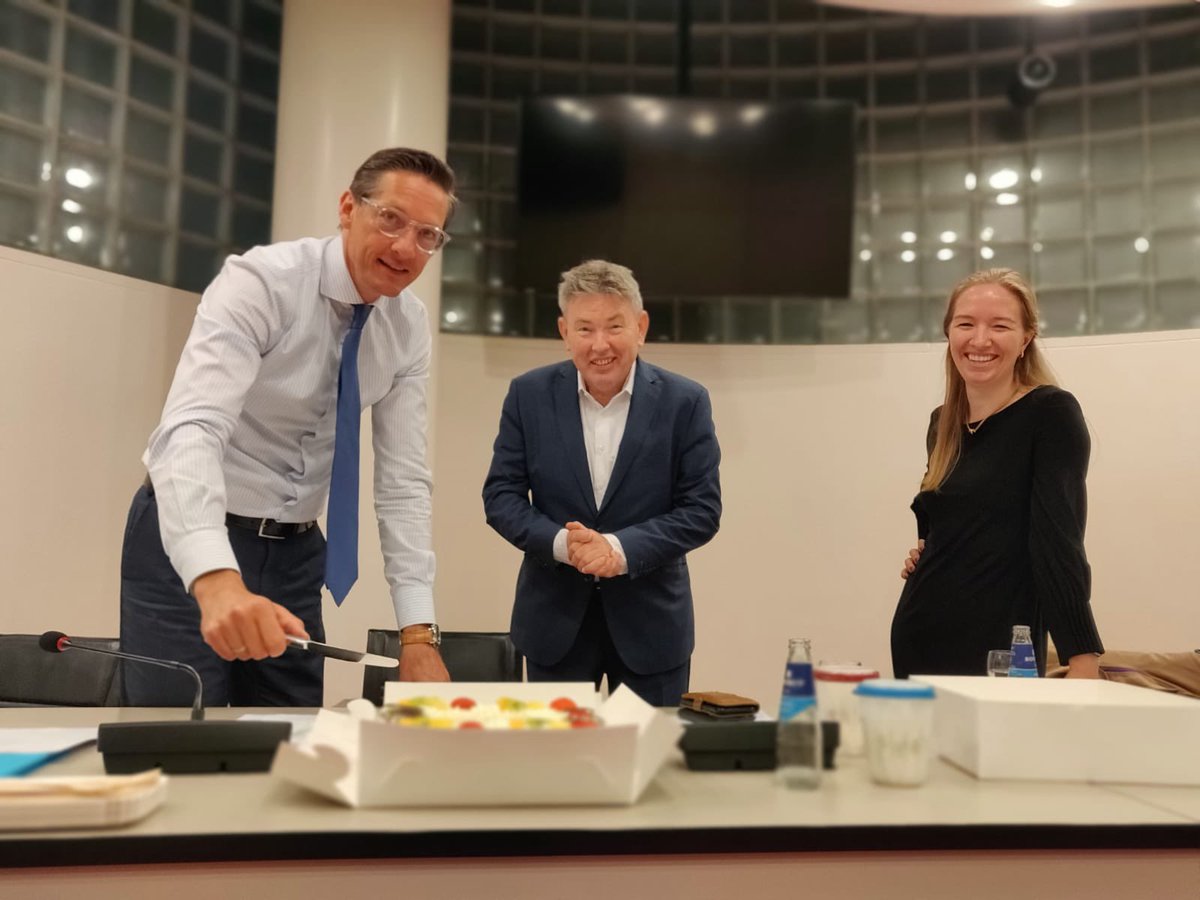 Bedankt team <a href="/AMBER_Alert_NL/">AMBER Alert NL</a> voor de heerlijke taart vanochtend in onze fractie #JA21 en felicitaties terug voor het (voorlopig) voortbestaan van Amber Alert in Nederland