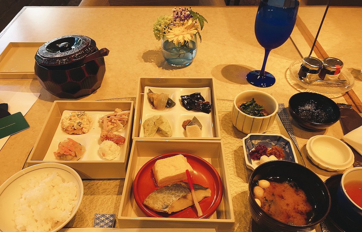 komono53's tweet photo. ホテルでゆっくりするだけもいいですよね。

チェックインして
ラウンジでコーヒー飲んでお喋りして
ディナーして
ラウンジでお酒飲みながらお喋りして
寝る
ゆっくり起きて、朝食して
昼までゴロゴロしてランチして
帰る

ホテルに泊まるだけだけど、旅行気分味わえる✈️ https://t.co/6R4GP0lMTv