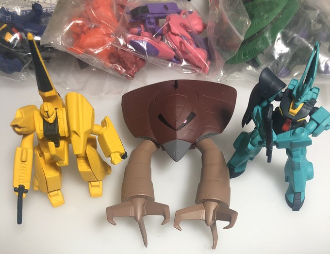 掃除してたら出てきたガンダムのガチャフィギュア。他にもマラサイとか百式とか出てきたので、Z編の時にたくさん回したらしい。それはさておきグラブロの頬の傷はなんぞ? ガキ大将とか流浪人だったとか。 