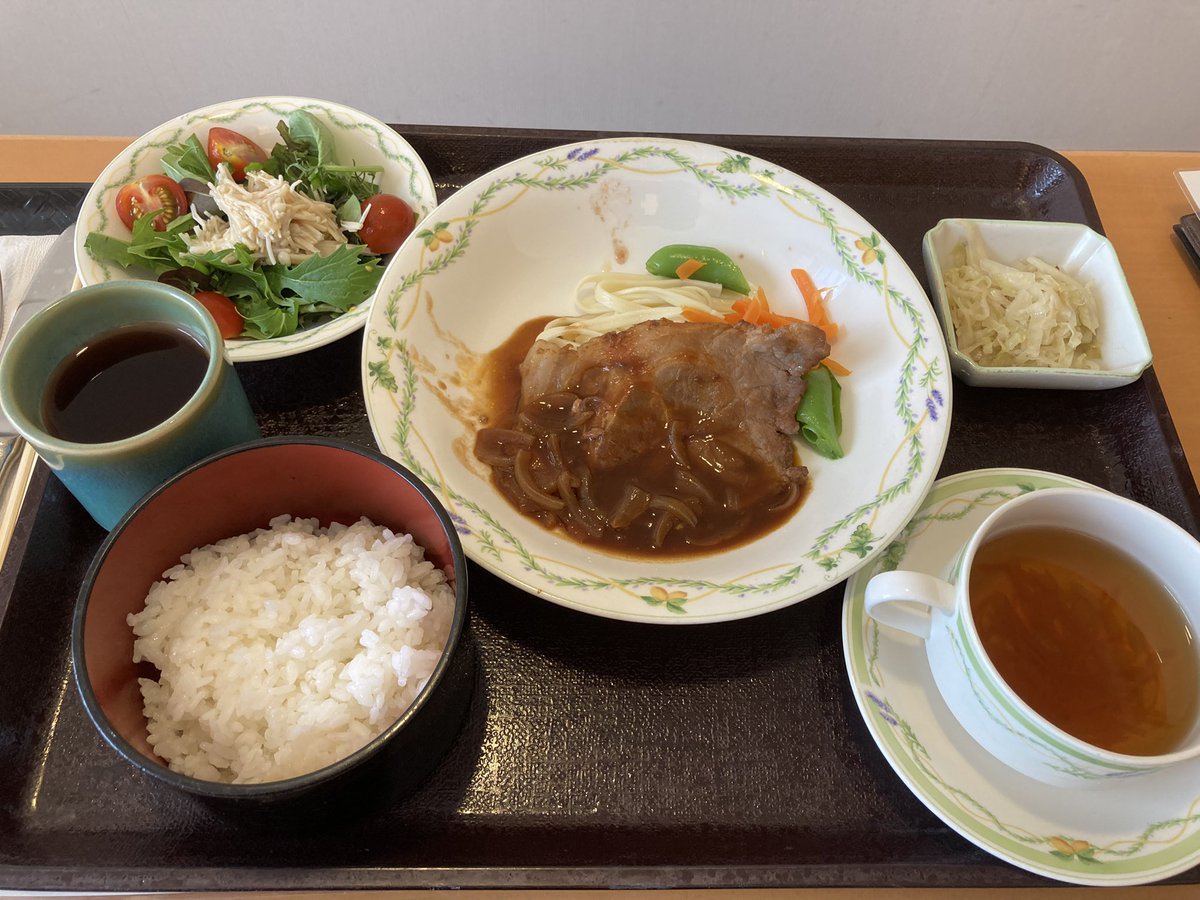 18時からの夜ご飯
一瞬で食べ終わった…
食べるというか、飲んだ

晩ご飯後〜6：30迄は
水とお茶は飲んでいいけど絶食。

明日は２番目で、10：15〜
手術予定です😭こわい〜
けど、昼ご飯は完食

#子宮筋腫