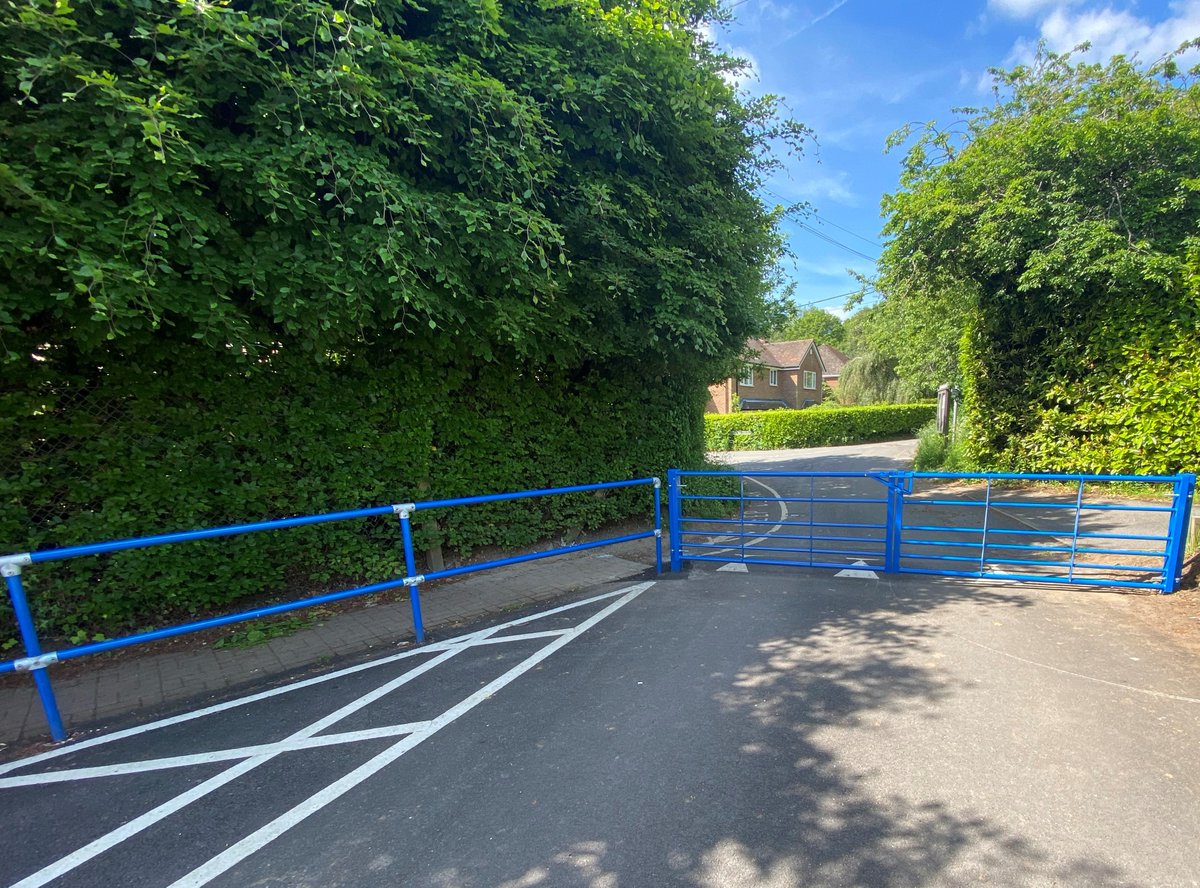 FirstSafetyCon's tweet photo. First Safety Construction:
01182142555

We recently supplied &amp; installed these bespoke gates at a lovely school in #westberkshire powder coated in the school colours.

#fsc #fscscaffolding #scaffolding #construction #groundworks

First Safety Construction Scaffolding:
01182142556 https://t.co/0rhtlZZ8f7