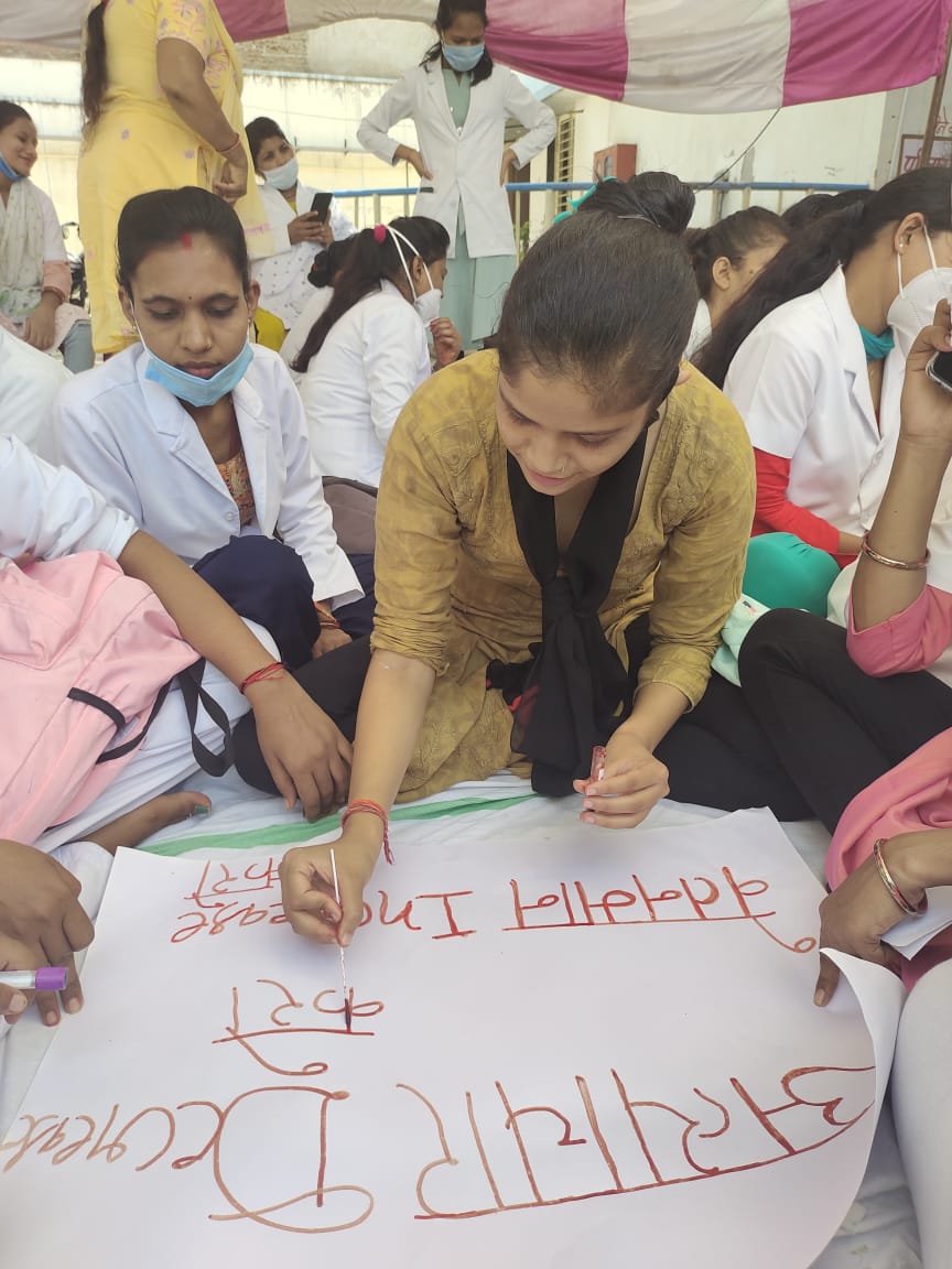 KamnaPal3's tweet photo. हम कोई जंग नही लड़ रहे हैं।।
बस अपनो से अपना हक मांग रहे है . l

#NursesOnStrikeShameOnMPGovt
#NursesOnStrikeShameOnMPGovt
#NursesOnStrikeShameOnMPGovt
#NursesOnStrikeShameOnMPGovt
#NursesOnStrikeShameOnMPGovt https://t.co/bghyZc3APT