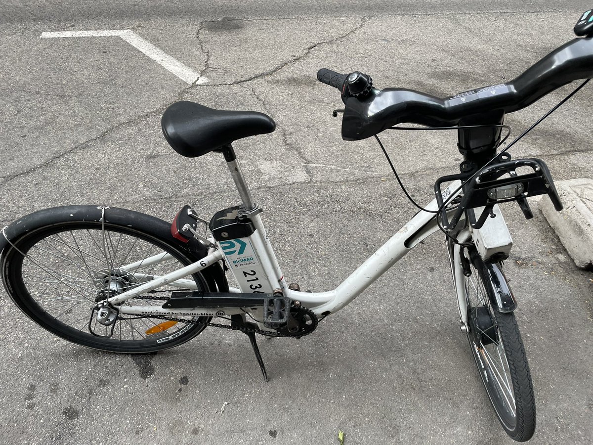 El vecino de la calle Tomás Bretón 3 sigue arrancando a diario <a href="/bicimad/">bicimad</a> y dejándola aparcada en la puerta de su casa. Hoy la  2136. Urge que se empiecen a tomar medidas o se va a destruir por completo este servicio <a href="/Lineamadrid/">Línea Madrid</a> <a href="/policiademadrid/">Policía Municipal de Madrid</a>