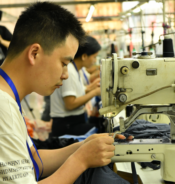 WelonF's tweet image. Guess what this handsome man is doing？---Bartack.
This machine is specially used for Bartack.
Bartack the loops to strengthen the straps. 
#2021Bartack #Bartack #womenBartack