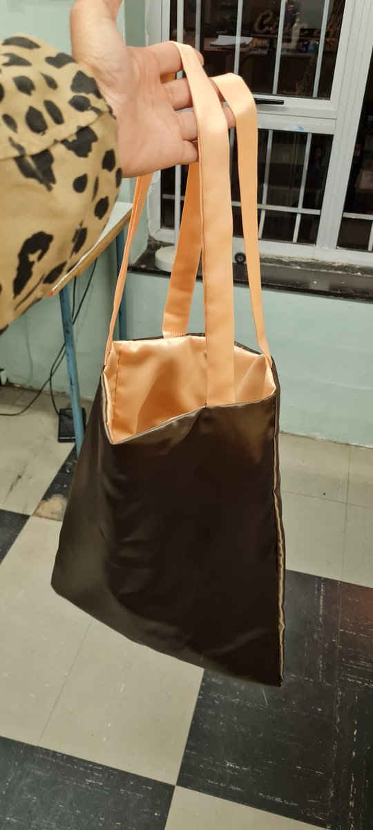 Cleotammy's tweet image. I decided to learn a new skill. My first sewing class was so much fun! Sooooo proud of my bag 🥰