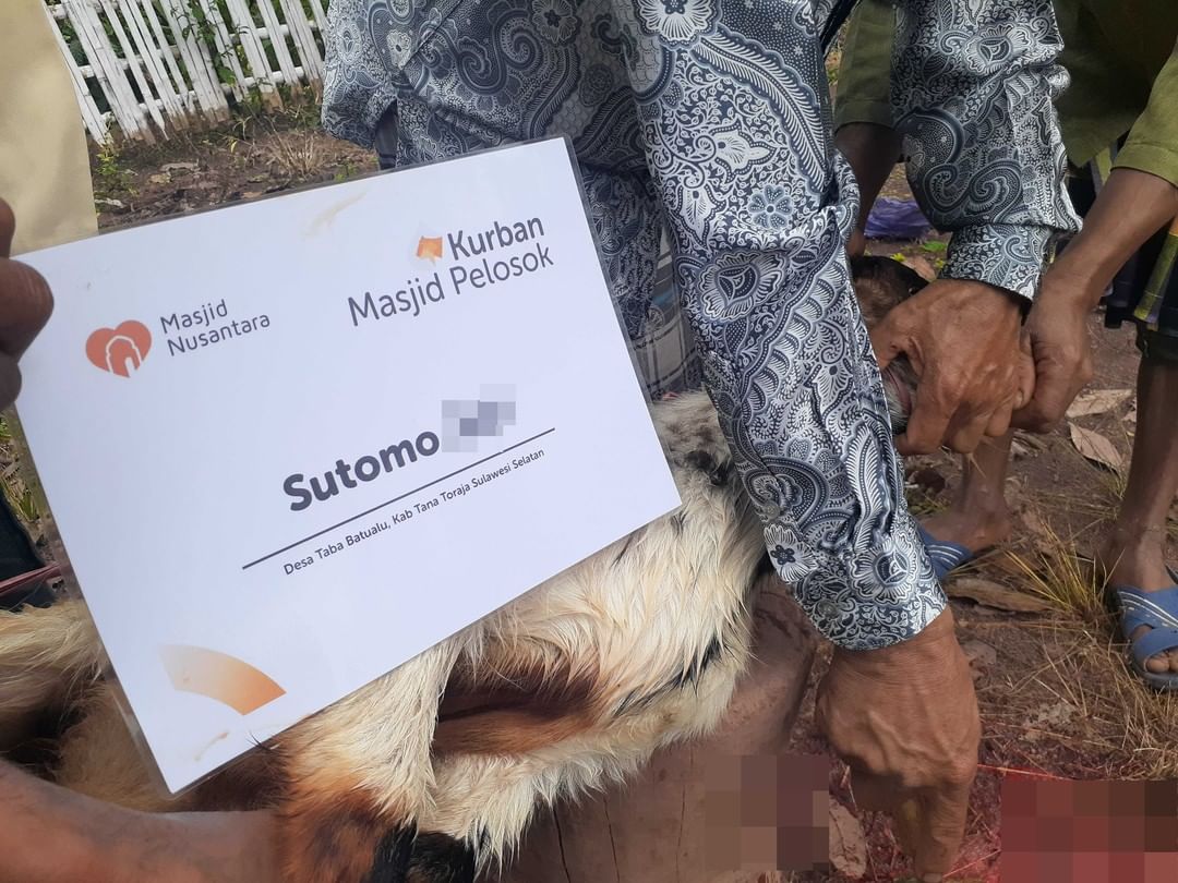 Padahal terpisah jarak hingga 1.890 kilometer dari pekurbannya di Jakarta, mereka tak pernah saling jumpa pula, namun hati mereka terikat oleh kecintaan kepada Allah.