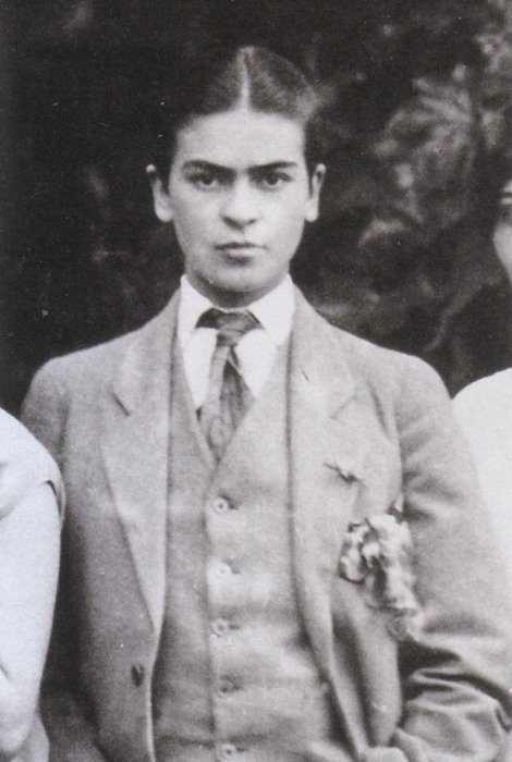 Frida Kahlo (middle) in a family photo age 17.  Frida challenged conventions from a young age, here dressed in a suit. She also participated in boxing and other sports and was part of a rebellious gang at her school #womensart