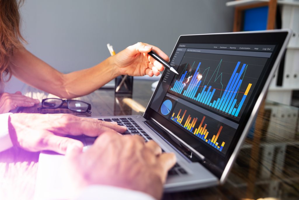 Die IT-Branche legt im Handel zu! Laut einer Umfrage zum deutschen Handel konnte die IT-Branche deutlich Zuwachs verzeichnen. Die #Digitalisierung der Abläufe und die Umwandlung vom Ladengeschäft in #eCommerce sind Antreiber des Trends. Zu den Zahlen. #IT readyforsocial.com/a43cf9156547