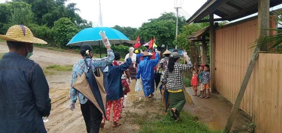 Anti-coup marching protest was launched by the local residents in LoneKhin group of Hpakant Tsp. #July6Coup  #DreadfulCovidAmidMilitaryCoup #WhatsHappeningInMyanmar